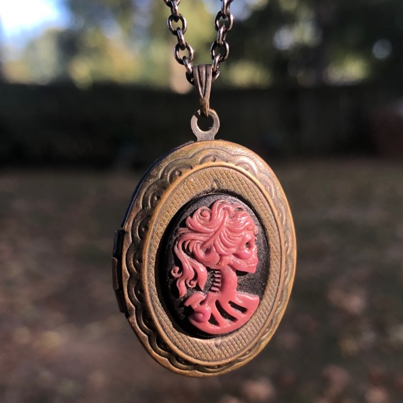 Skeleton Cameo Locket - Picture 1 of 8